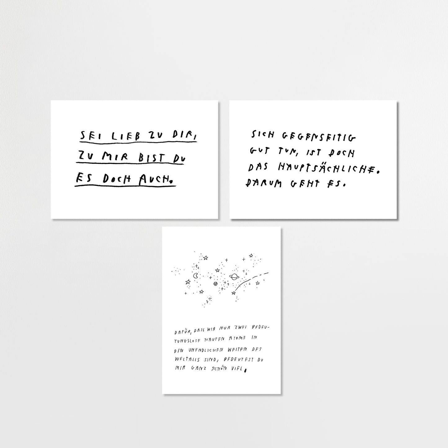 Drei Postkarten mit schwarzer Handschrift auf weißem Hintergrund. Links: „SEI LIEB ZU DIR…“, mittig: Sternenhimmel mit Text über Zufall und Bedeutung, rechts: „SICH GEGENSEITIG GUT TUN…“.