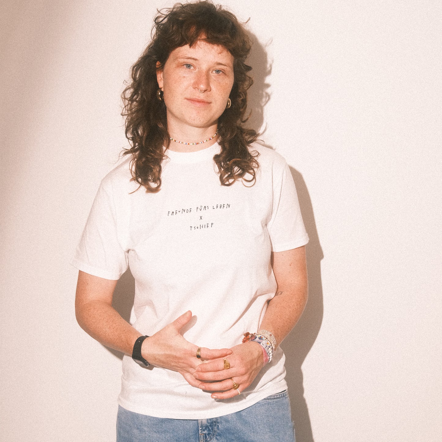 Studio, Rückenansicht: weißes T-Shirt mit großflächigem Text „HEUTE WILL ICH LEBEN“, gerader Regular-Fit.