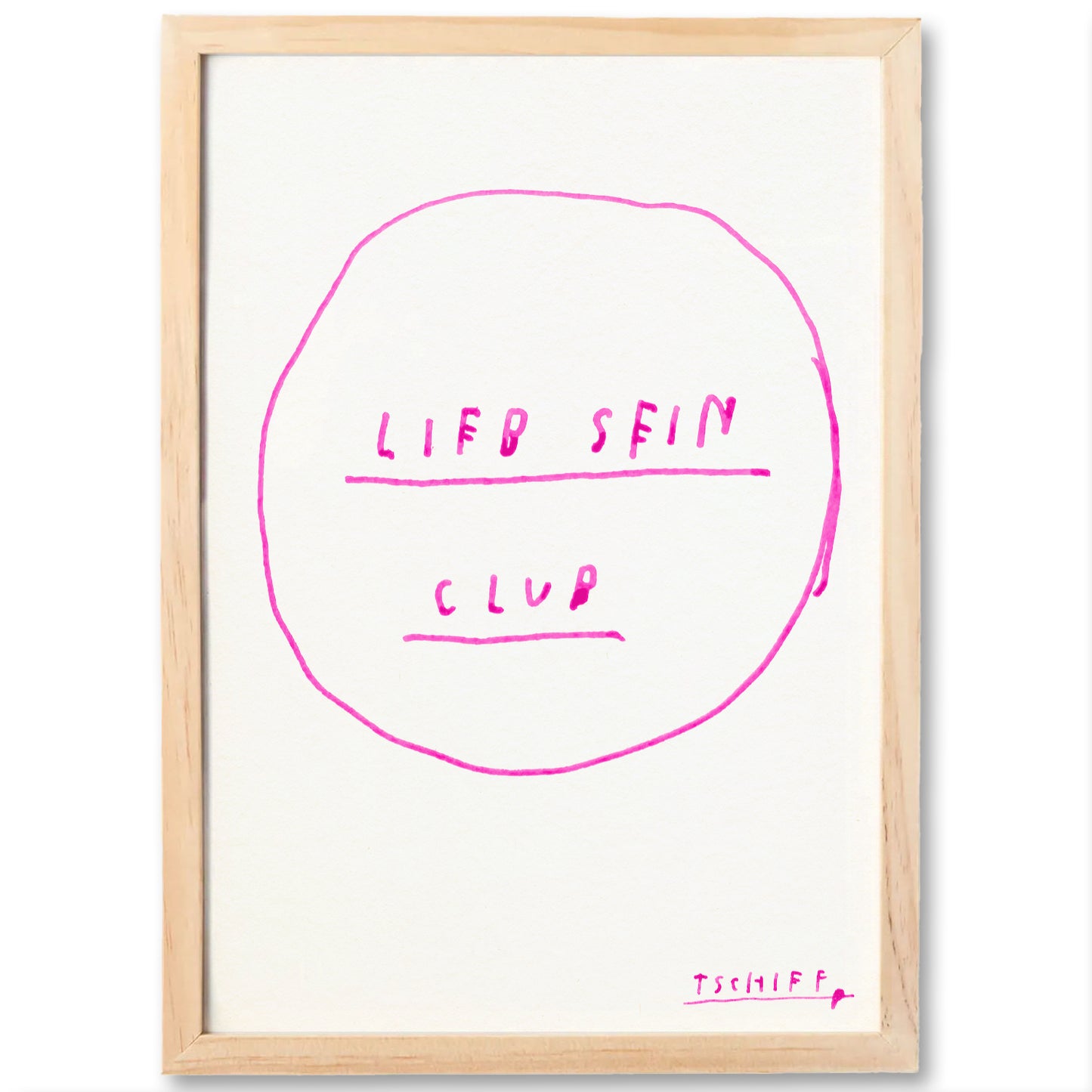 Poster mit hellem Holzrahmen, zeigt einen handgezeichneten pinken Kreis mit dem Text „LIEB SEIN CLUB“ in lockerer Handschrift. Die Worte sind durch horizontale Linien getrennt und mittig platziert. In der unteren rechten Ecke befindet sich die Signatur „TSCHIFF“ in pinker Tinte. Das Design wirkt freundlich und einladend.