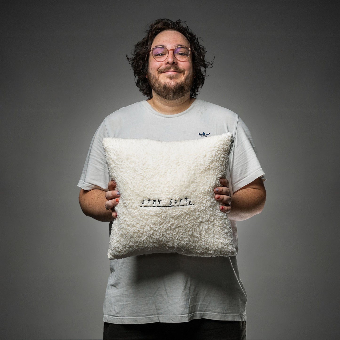 Das weiche, cremeweiße Kissen mit schwarzer Stickerei „STAY SOFT,“