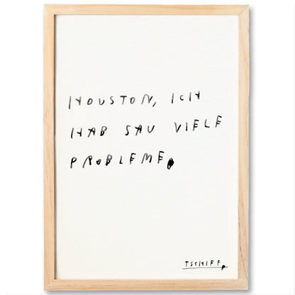 Weißes Poster mit handschriftlichem schwarzen Text auf weißem Hintergrund, eingerahmt in einem hellbraunen Holzrahmen. Unten rechts steht „tschiff“ in kleiner Schrift. Auf dem Poster steht: „Sorry, dass ich manchmal so nervös und ängstlich bin, aber es konnte ja niemand ahnen, dass alles gut geht“.