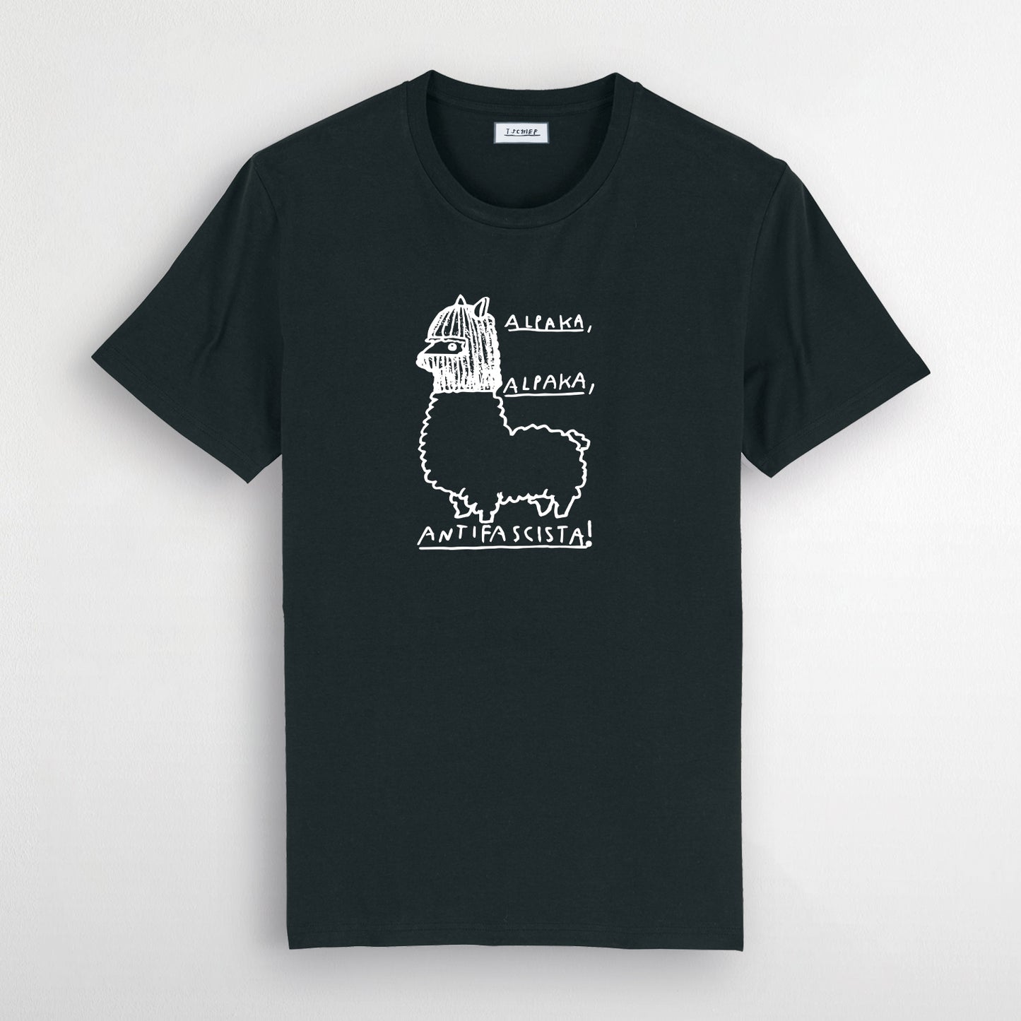 Schwarzes T-Shirt mit rundem Halsausschnitt und kurzem Arm. Auf der Vorderseite befindet sich eine weiße Illustration eines Alpaka mit einer Strickmütze. Daneben steht in weißer Schrift: „Alpaka, Alpaka, Antifascista!“. Das Design wirkt handgezeichnet und hat einen verspielten, künstlerischen Stil.