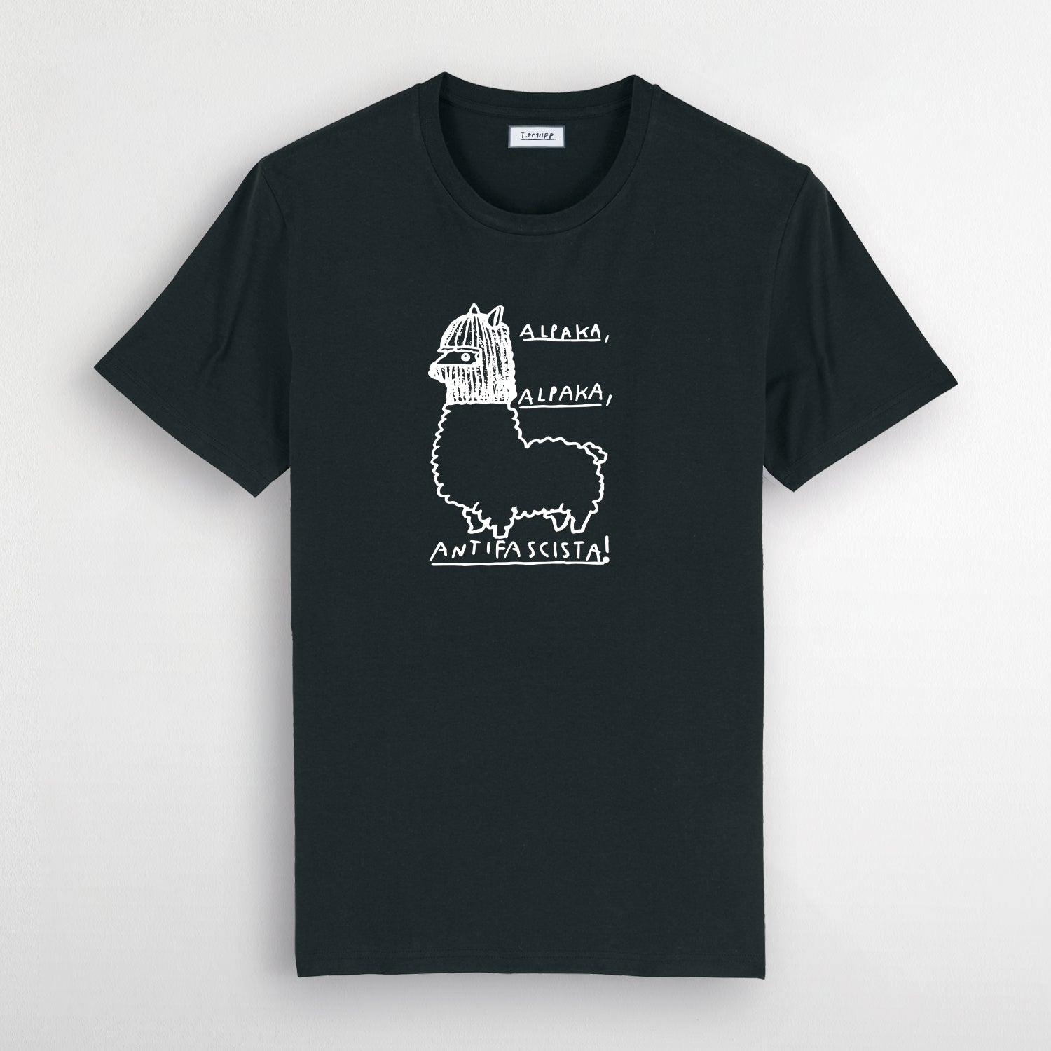 Schwarzes T-Shirt mit rundem Halsausschnitt und kurzem Arm. Auf der Vorderseite befindet sich eine weiße Illustration eines Alpaka mit einer Strickmütze. Daneben steht in weißer Schrift: „Alpaka, Alpaka, Antifascista!“. Das Design wirkt handgezeichnet und hat einen verspielten, künstlerischen Stil.