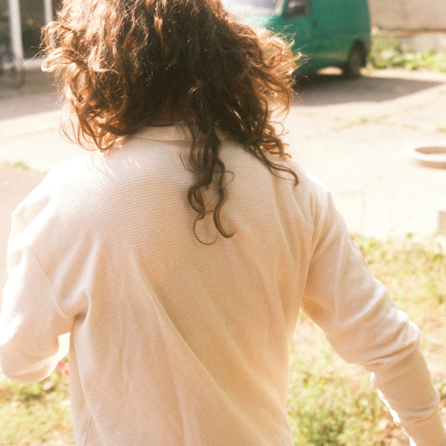 Rückansicht: cremefarbenes Waffelstrick-Longsleeve, lockere Passform; Rückseite ohne Print.