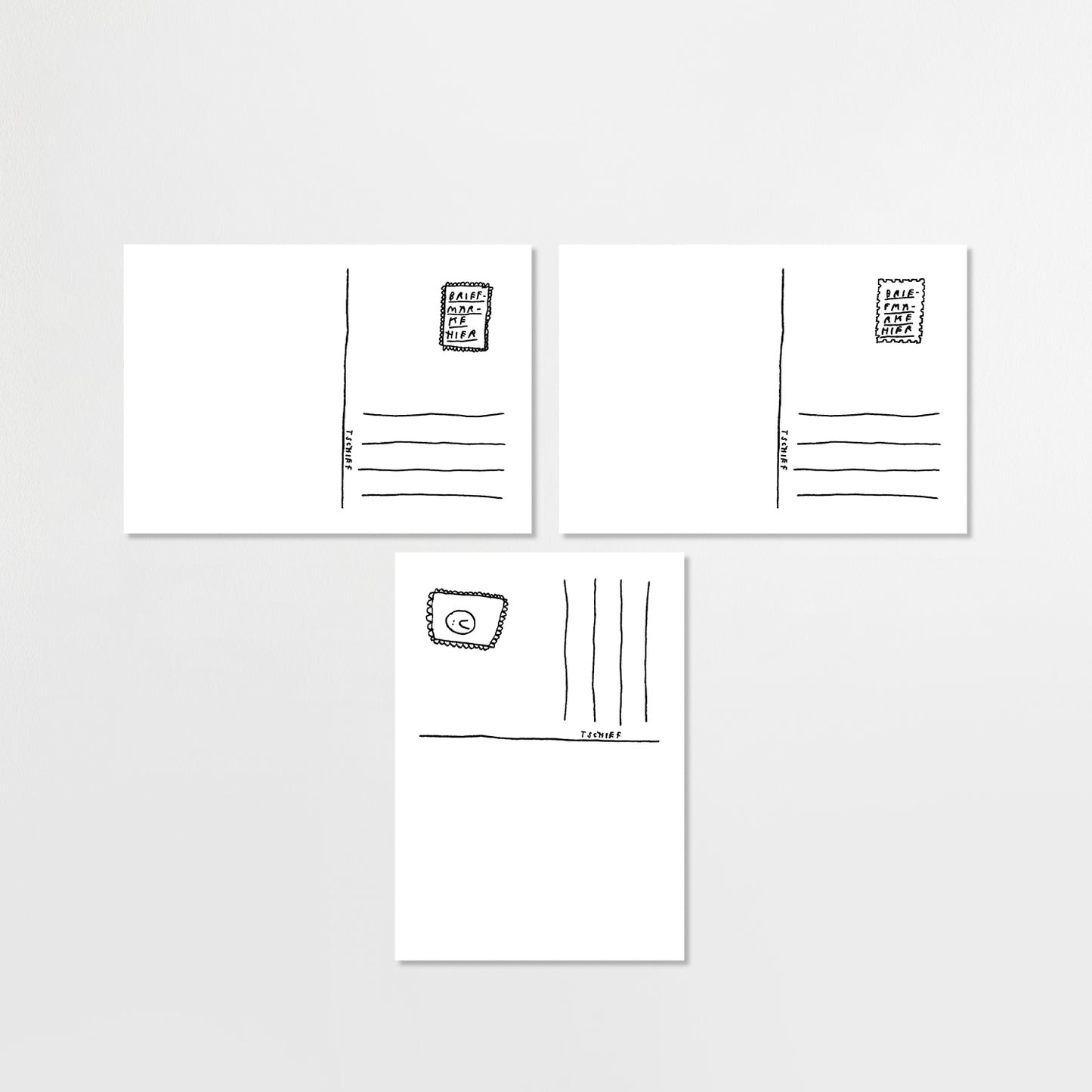 Drei Rückseiten von Postkarten im schlichten, handgezeichneten Look. Links jeweils Adressfeld und gezeichnete Briefmarke.