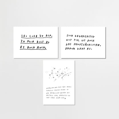 Drei Postkarten mit schwarzer Handschrift auf weißem Hintergrund. Links: „SEI LIEB ZU DIR…“, mittig: Sternenhimmel mit Text über Zufall und Bedeutung, rechts: „SICH GEGENSEITIG GUT TUN…“.