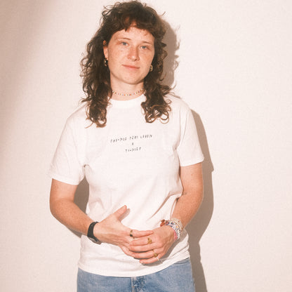 Studio, Rückenansicht: weißes T-Shirt mit großflächigem Text „HEUTE WILL ICH LEBEN“, gerader Regular-Fit.