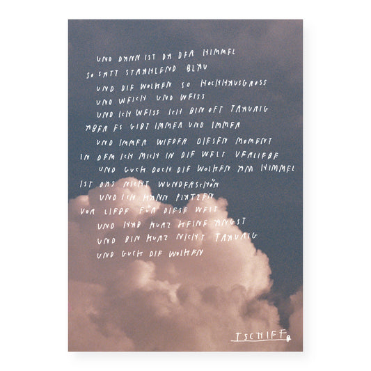 Poster mit stimmungsvollem Wolkenfoto in sanften Rosa- und Blautönen. Der Hintergrund zeigt eine große, weich beleuchtete Cumulus-Wolke vor einem blauen Abendhimmel. Darüber ist ein längerer handschriftlicher Text in Weiß platziert, der poetisch vom Himmel, den Wolken und dem Sich-Verlieben in die Welt erzählt. Unten rechts befindet sich die unterstrichene Signatur „TSCHIFF“.