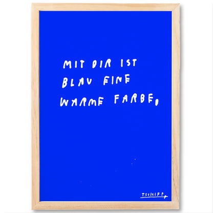 Einfarbig blaues Poster mit weißer, handgeschriebener Schrift „Mit dir ist blau eine warme Farbe,“ und Signatur „Tschiff“ unten rechts. Es ist in einem natürlichen Holzrahmen mit Echtglas eingefasst.

