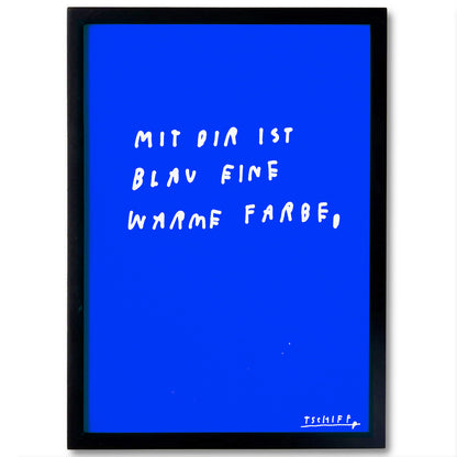 Quadratisches blaues Poster mit locker handschriftlichem weißen Text „Mit dir ist blau eine warme Farbe,“ und Signatur „Tschiff“. Der Rahmen besteht aus schwarzem Holz