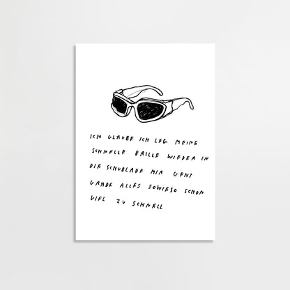 Weiße Postkarte mit schwarzer Illustration einer Sonnenbrille im oberen Bereich. Darunter steht handgeschrieben: „ICH GLAUBE ICH LEG MEINE SCHNELLE BRILLE WIEDER IN DIE SCHUBLADE MIR GEHT GERADE ALLES SOWIESO SCHON VIEL ZU SCHNELL.“