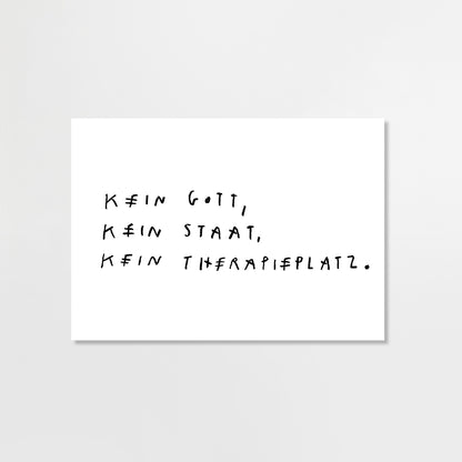 Weiße Postkarte mit handgeschriebenem, schwarzen Text in drei Zeilen: „KEIN GOTT, KEIN STAAT, KEIN THERAPIEPLATZ.“ Der Text ist mittig gesetzt und leicht schräg ausgerichtet.


