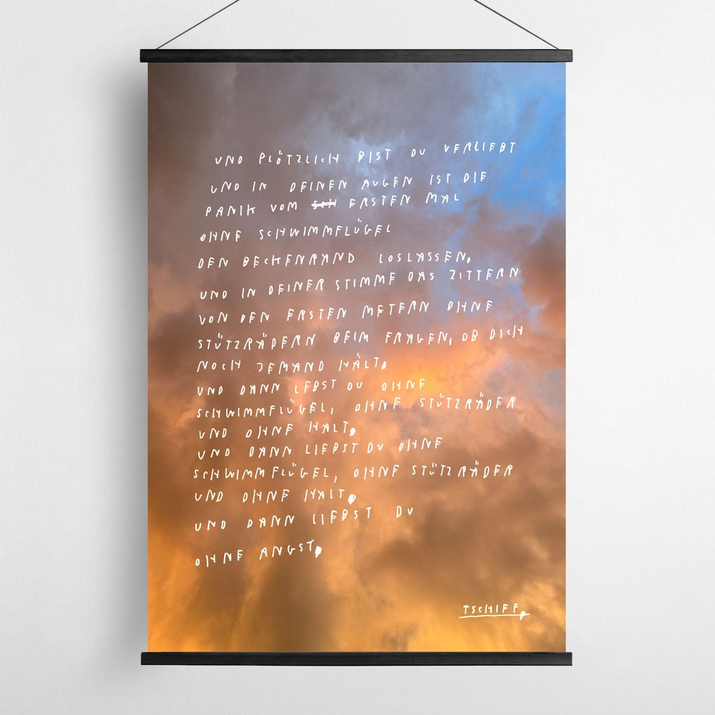 Poster mit Foto eines wolkigen Himmels bei Sonnenuntergang. Handgeschriebener Text in weißer Farbe:
„Liebesbriefe und Blumensträuße und Stirnküsse kann nicht zu viel verlangt sein.“
Unten rechts steht die Signatur „TschiFF“.
