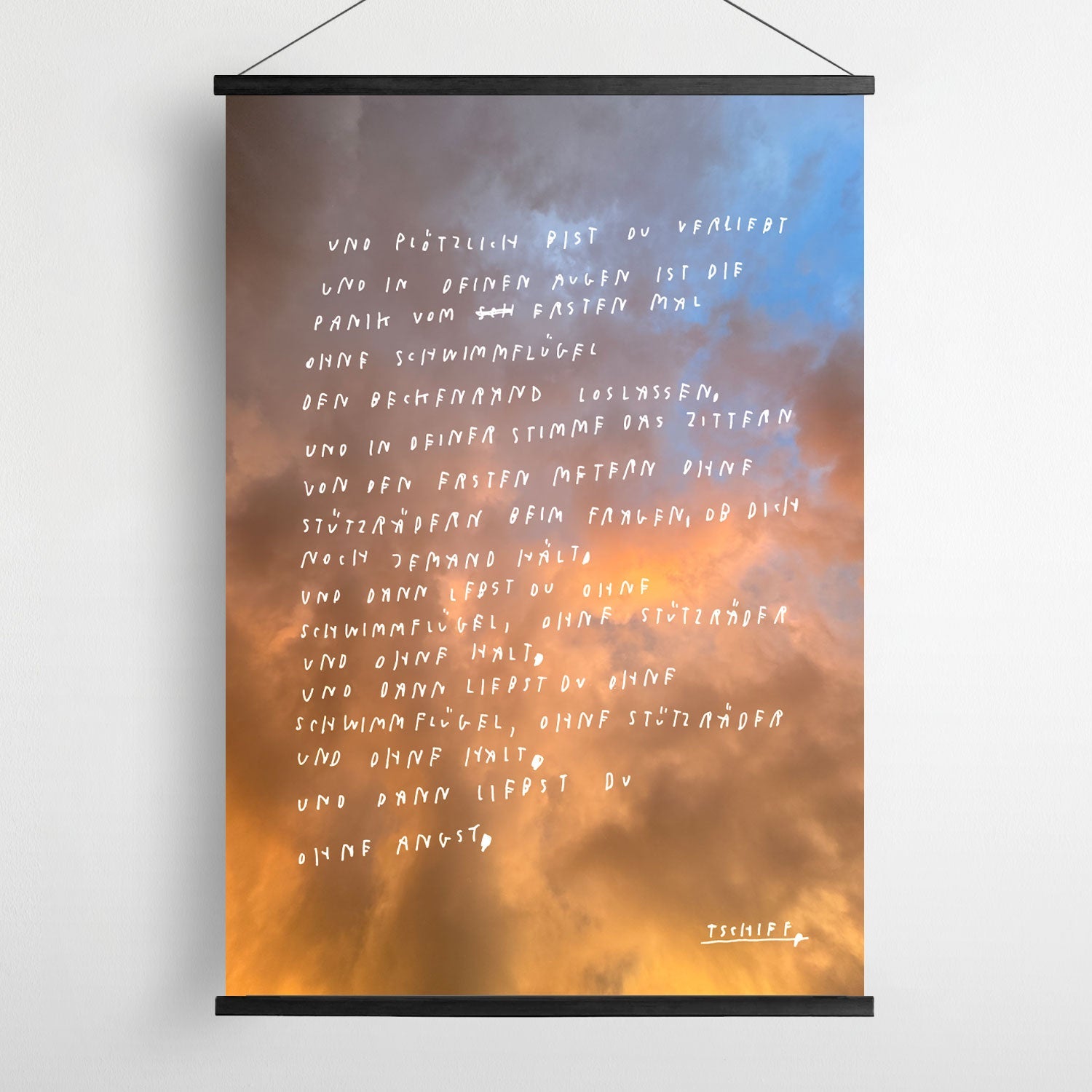 Poster mit Foto eines wolkigen Himmels bei Sonnenuntergang. Handgeschriebener Text in weißer Farbe:
„Liebesbriefe und Blumensträuße und Stirnküsse kann nicht zu viel verlangt sein.“
Unten rechts steht die Signatur „TschiFF“.