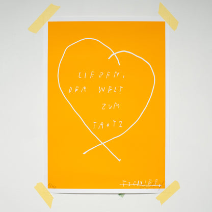 Leuchtend orangefarbenes Poster, an den Ecken mit Klebestreifen an einer weißen Wand befestigt. In der Mitte ist ein großes, weiß gezeichnetes Herz zu sehen, das sich nach unten kreuzt. Im Inneren des Herzens steht handschriftlich in Weiß: „LIEBEN, DER WELT ZUM TROTZ“. Unten links ist eine handschriftliche Editionsnummer „14/40“, unten rechts eine Signatur in Weiß zu erkennen.
