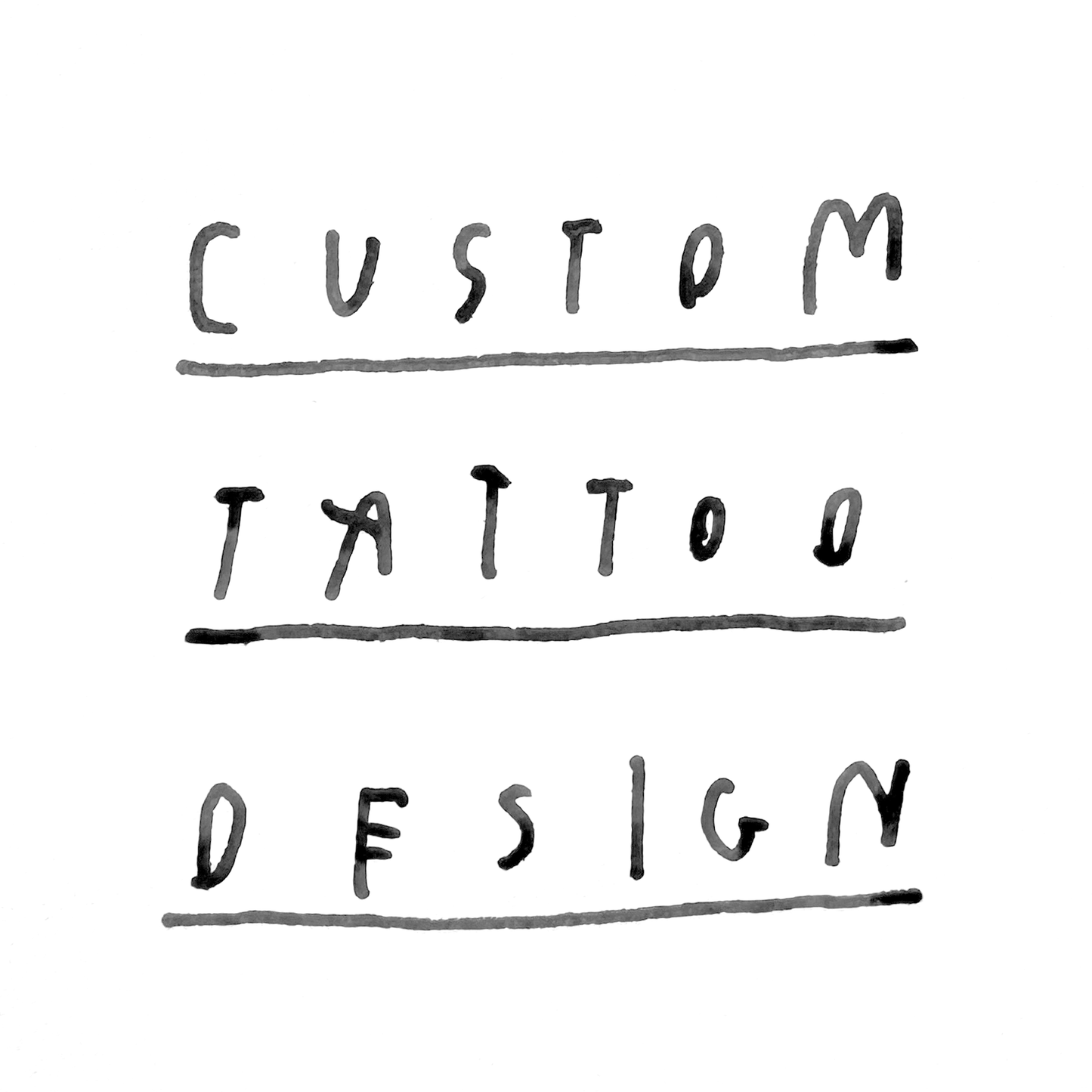 Schwarz-weiße handgezeichnete Illustration mit dem Text „CUSTOM TATTOO DESIGN“ in drei Zeilen. Jede Zeile ist durch eine schwarze, handgezogene Linie unterstrichen. Die Schrift wirkt skizzenhaft und individuell, im Stil eines analogen Tusche- oder Brushletterings.