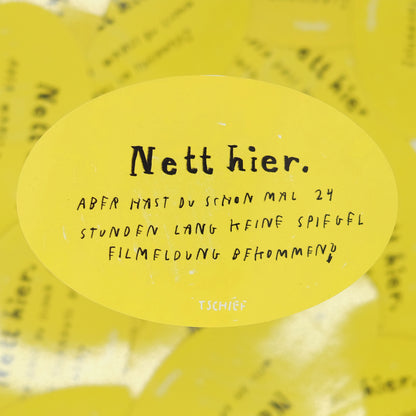 Gelber, ovaler Aufkleber mit schwarzem Schriftzug „Nett hier.“ Darunter handschriftlich ergänzt in Schwarz: „Aber hast du schon mal 24 Stunden lang keine Spielfilmmeldung bekommen?“ Unten steht klein „TSCHIEF“. Im Hintergrund unscharf weitere gelbe Aufkleber.