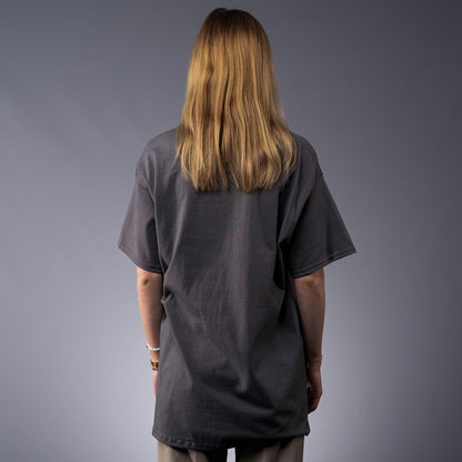 Rückansicht eines oversized geschnittenen, grauen T-Shirts ohne sichtbaren Aufdruck. Der Stoff wirkt weich und leicht strukturiert, die Schultern sind locker fallend. Das schlichte Design betont den cleanen Look des Shirts.