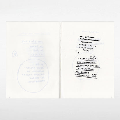 Doppelseite eines handschriftlich beschriebenen Notizbuchs. Rechts steht: „ICH HAB DEINE FERIENWOHNUNG IN MEINEM HERZEN JETZT FASTMAL BEI MIRABO REINGESTELLT, OK?“ über mehrere Zeilen in Druckschrift. Oben sind durchgestrichene Zeilen sichtbar. Linke Seite zeigt einen spiegelverkehrten Kreisteil.